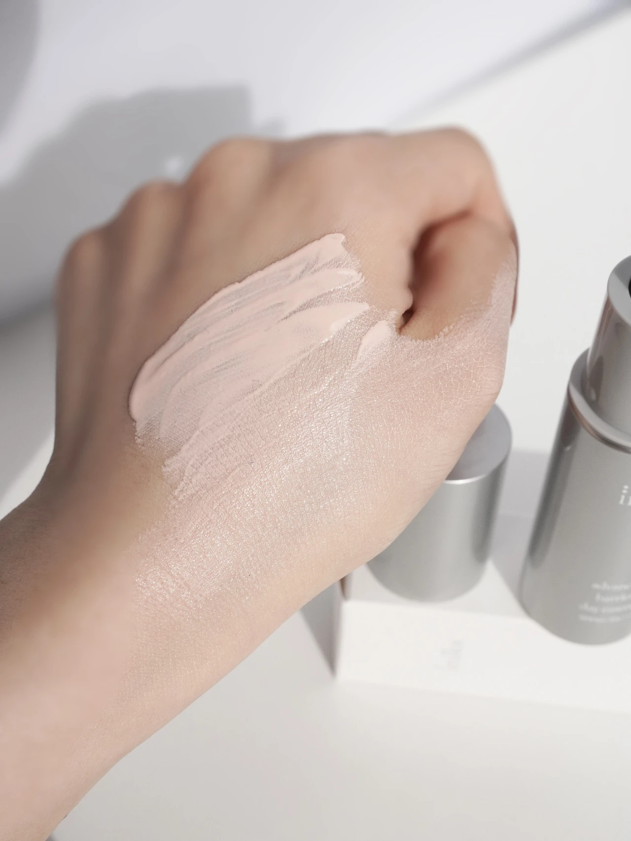 【3/15発売】日焼け止め美容液「iniks アドバンスバリア デイエッセンス」で肌コンディションを保つ。トーンアップで肌のくすみもカバー。保湿力の高い日焼け止め下地ならこれ。_3_2