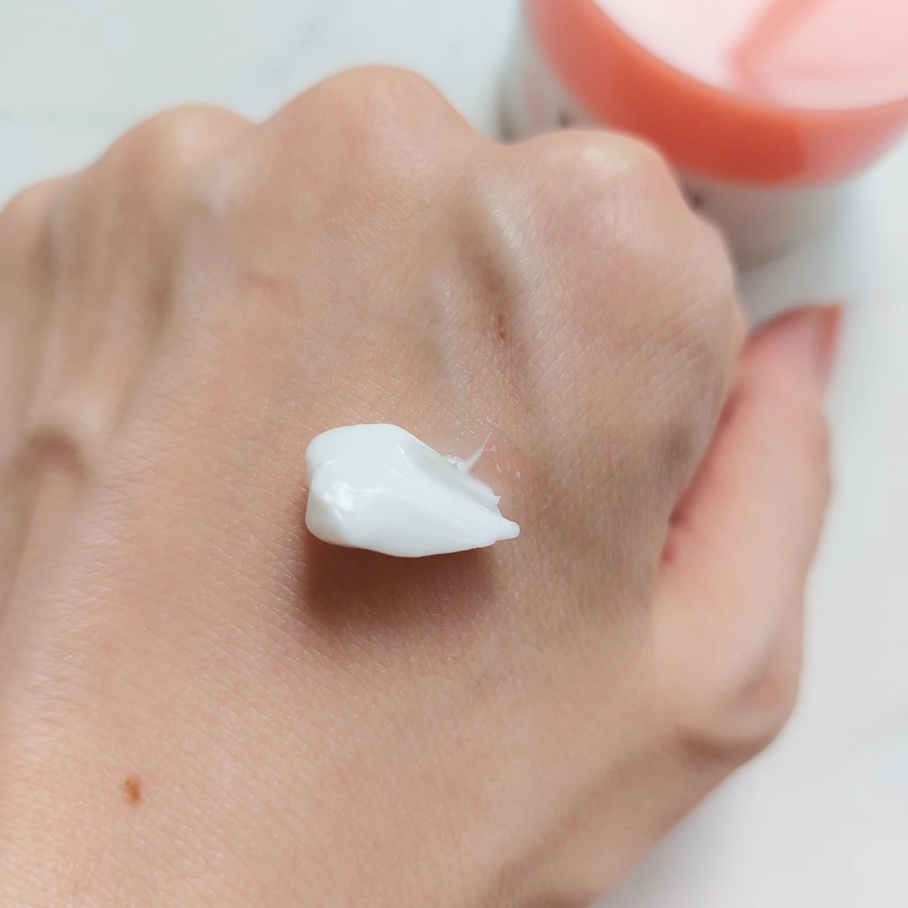 モイストチャージクリーム テクスチャー