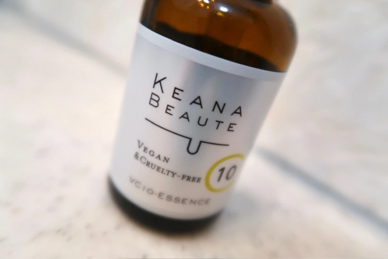 ケアナボーテ VC10濃美容液のアップ