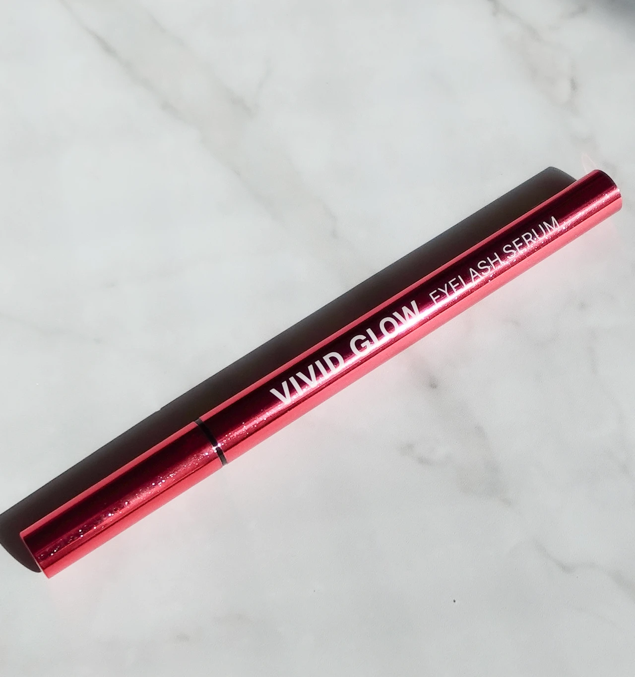 VIVID GLOW アイラッシュ セラムのパッケージ写真。忙しいアラサー営業職のまつ毛美容液ケア
