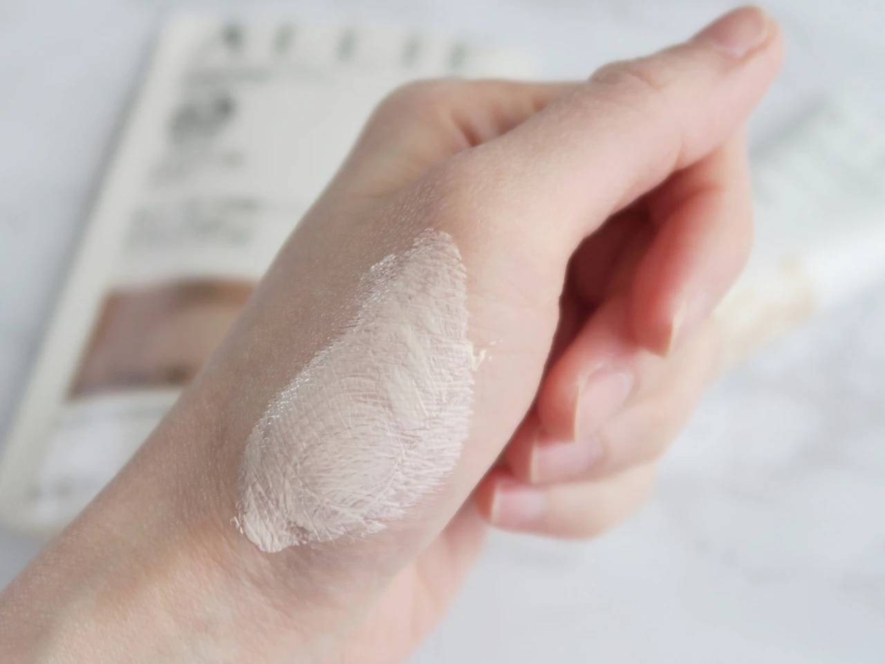 アリィー　クロノビューティ　カラーチューニングUV　＜03 SHEER BEIGE＞