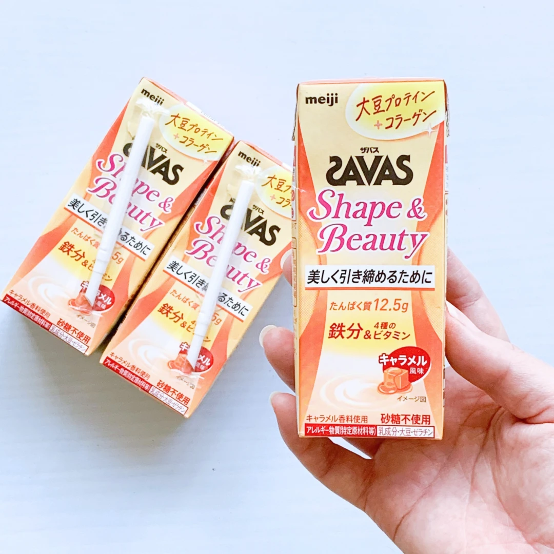 ザバス シェイプ&ビューティ キャラメル風味(ドリンクタイプ)を手に持っている写真