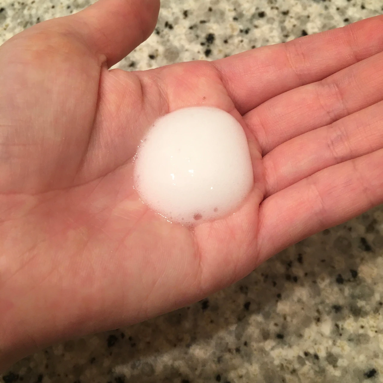 ines アクア チャージ ムースを手のひらに出した画像