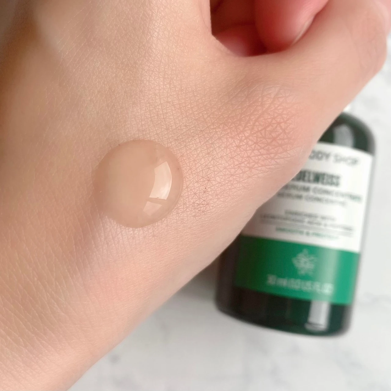 手 美容液 ボトル 化粧品 スキンケア