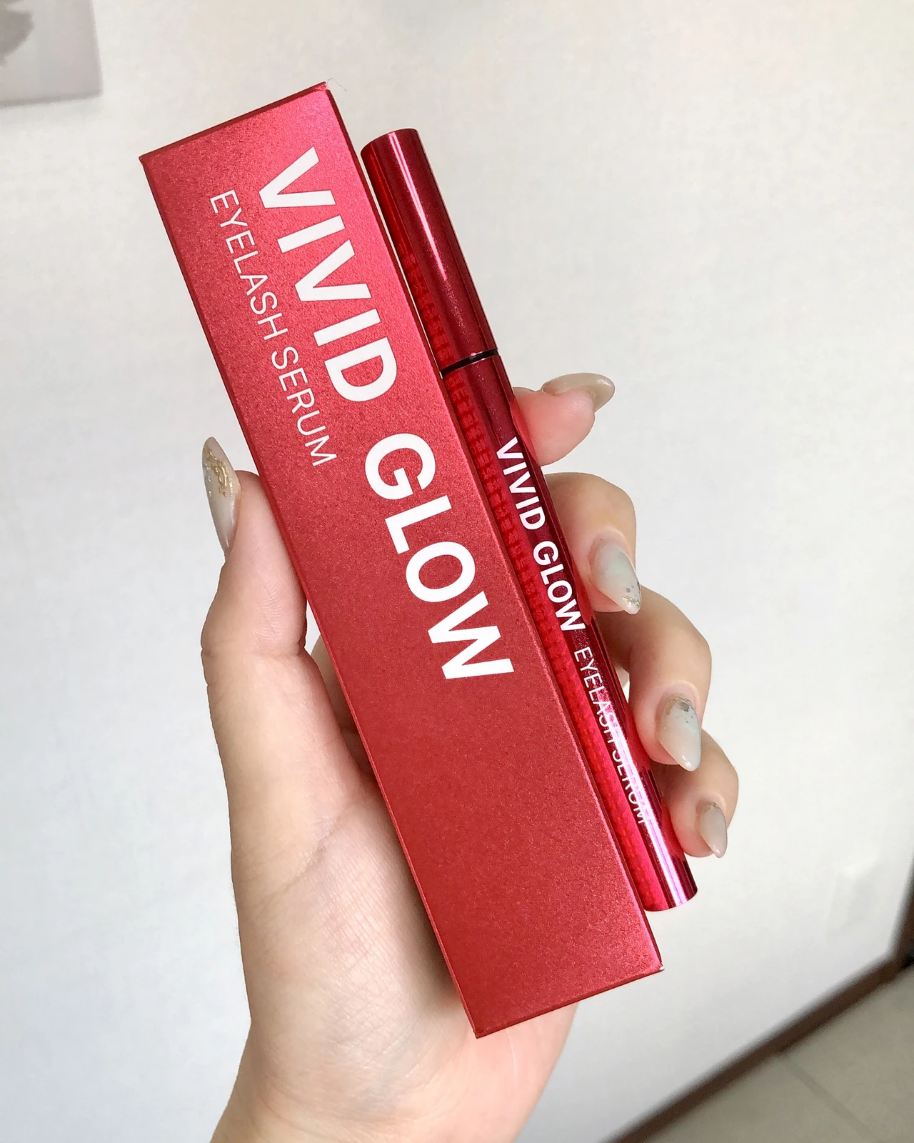0.1mm極細ブラシで目元ケア。VIVID GLOWまつ毛美容液を紹介_1
