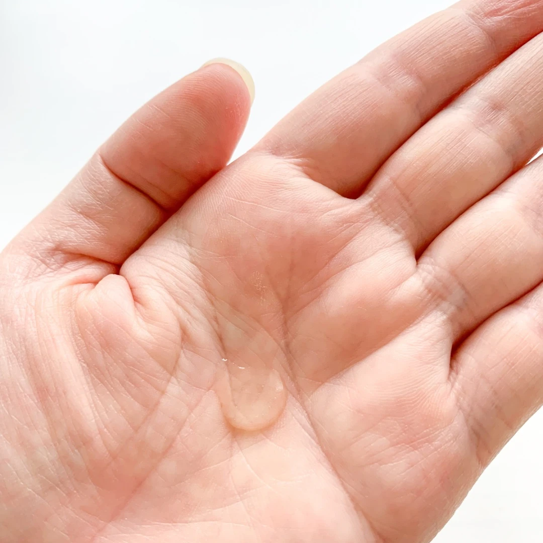 手のひらにケアナボーテ VC10 濃美容液を出したテクスチャー写真