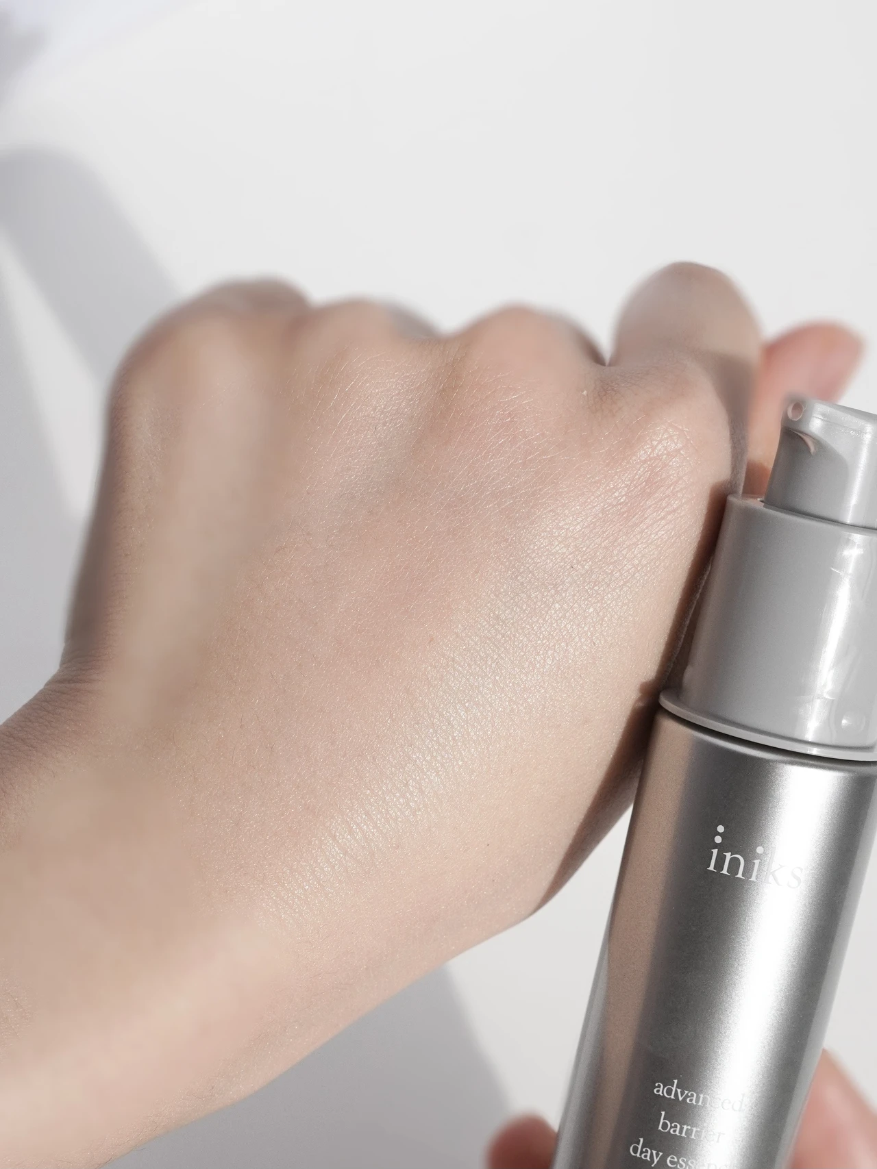 【3/15発売】日焼け止め美容液「iniks アドバンスバリア デイエッセンス」で肌コンディションを保つ。トーンアップで肌のくすみもカバー。保湿力の高い日焼け止め下地ならこれ。_4_1