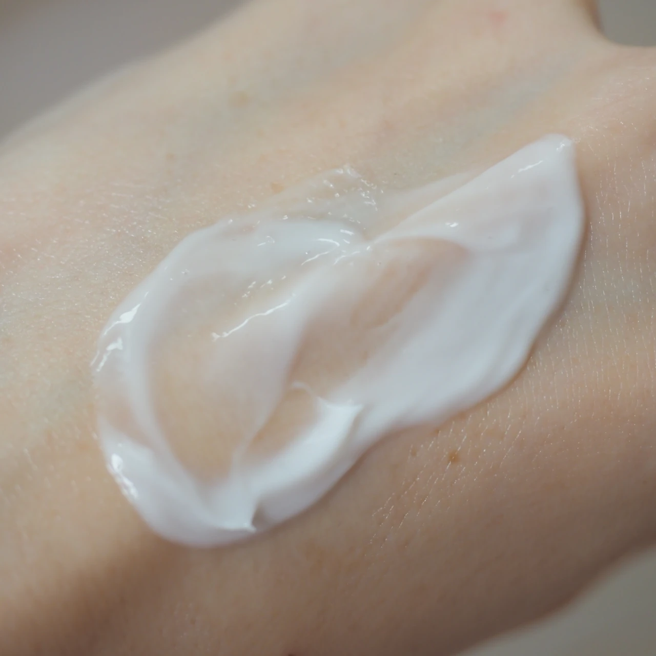 「est」のとろける贅沢ボディ用美容液”インテンシブボディセラム”でホームケアを格上げ！_2_2