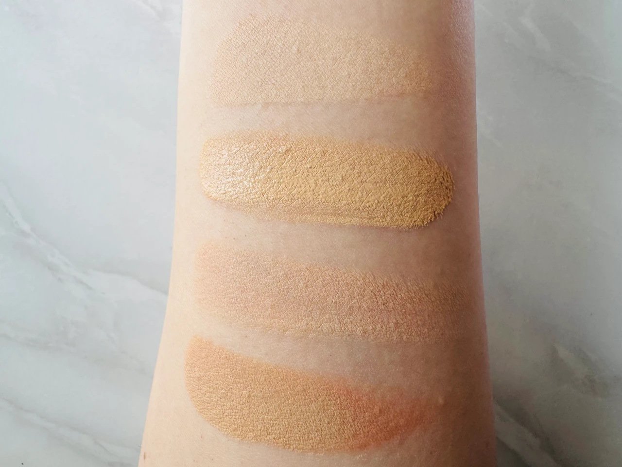 メイベリンのSPステイ クリームパクト ファンデーションのスウォッチ