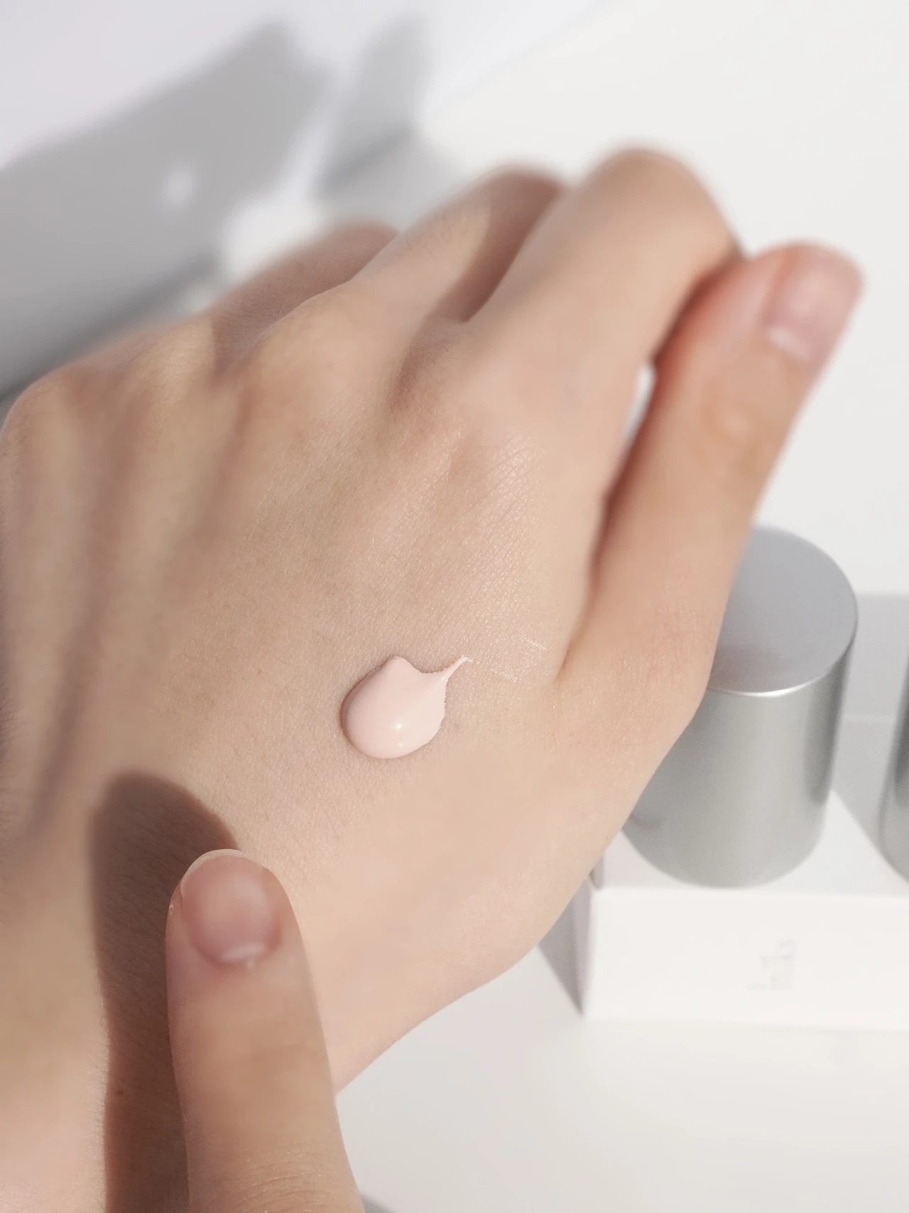 【3/15発売】日焼け止め美容液「iniks アドバンスバリア デイエッセンス」で肌コンディションを保つ。トーンアップで肌のくすみもカバー。保湿力の高い日焼け止め下地ならこれ。_3_1