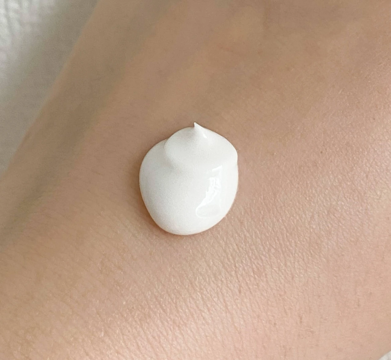 【エスト インテンシブ ボディセラム】大人の二の腕がもっと魅力的に♡顔レベルのスキンケアができるエストのエイジングケアボディセラムが新発売_2_2