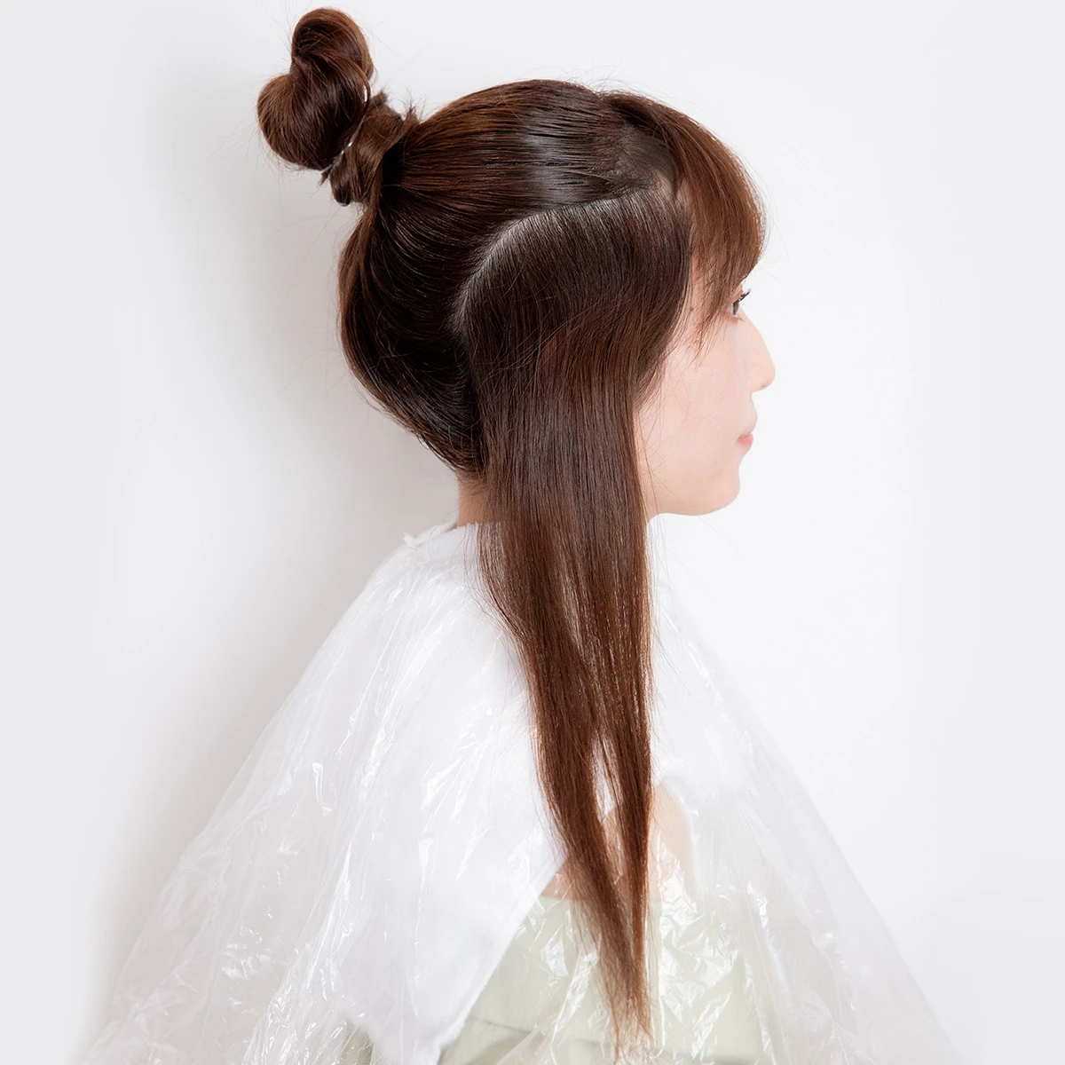 人気ヘアスタイリストが提案! ブリーチオンカラーで、マスク姿でも重くならない透明感のある髪色に_3