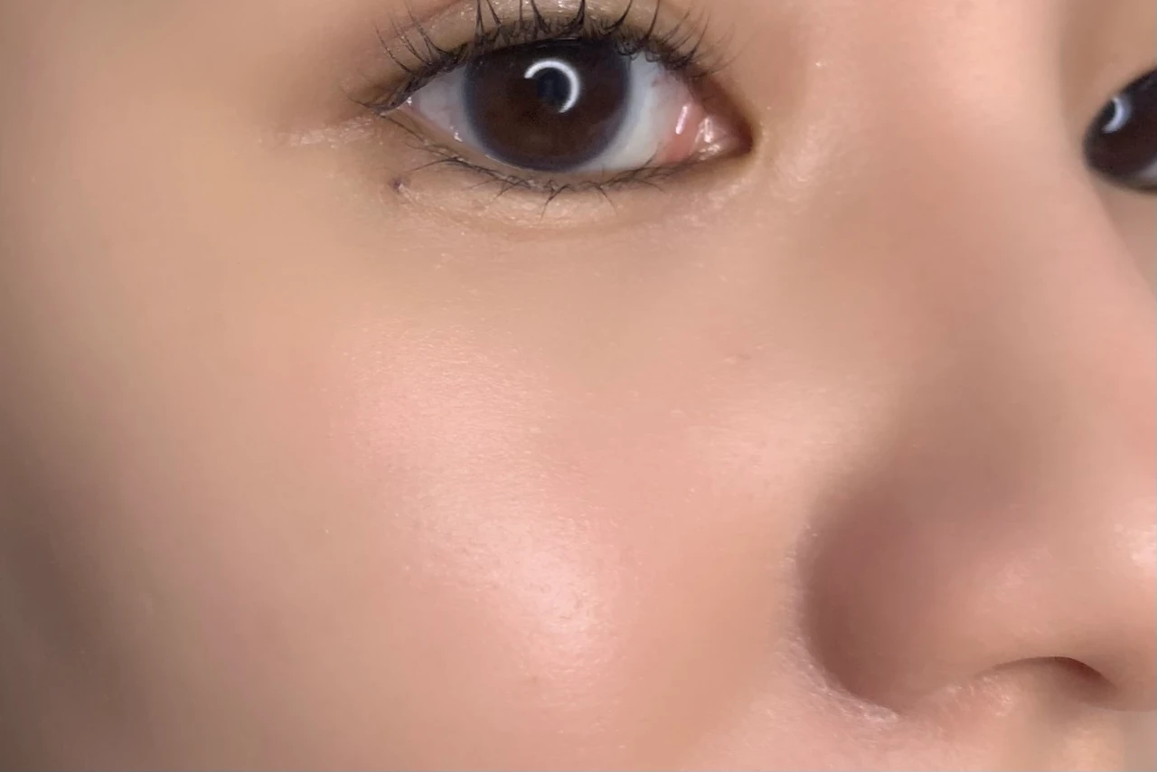 インウイ INOUI プレストパウダー 肌に塗ったイメージ