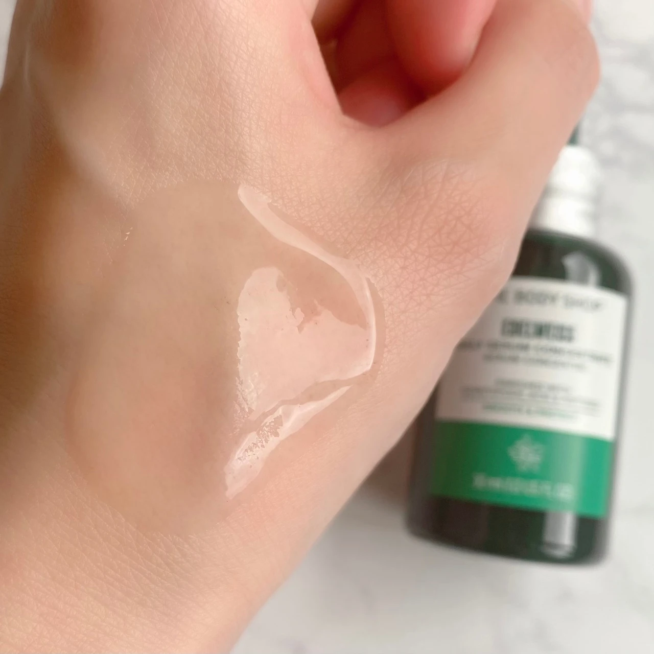 手 美容液 ボトル 化粧品 スキンケア