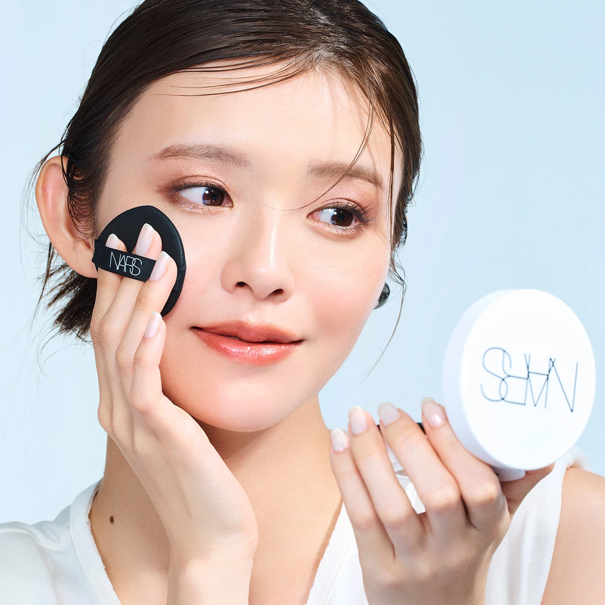 NARS ライトリフレクティング セラムクッションファンデーション 光フィルター肌 塗り方