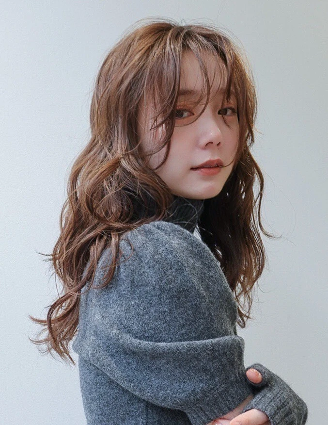 髪型 セミロングヘア レイヤーカット パーマ 前髪あり サイド