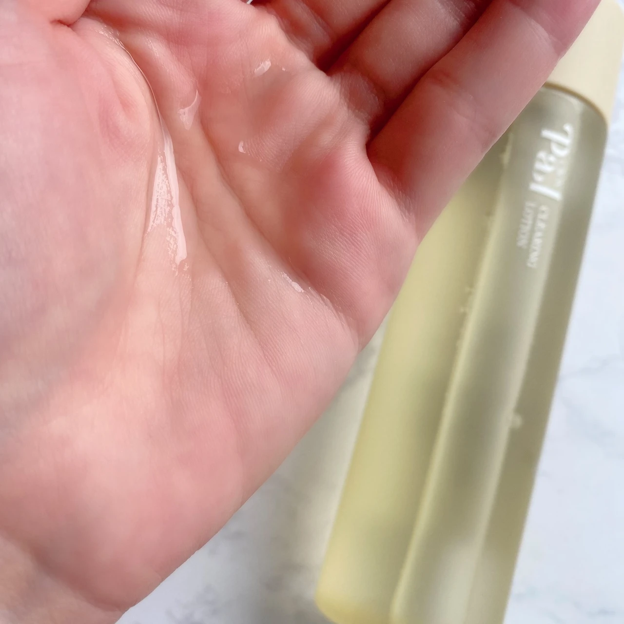 化粧水 スキンケア ボトル 手