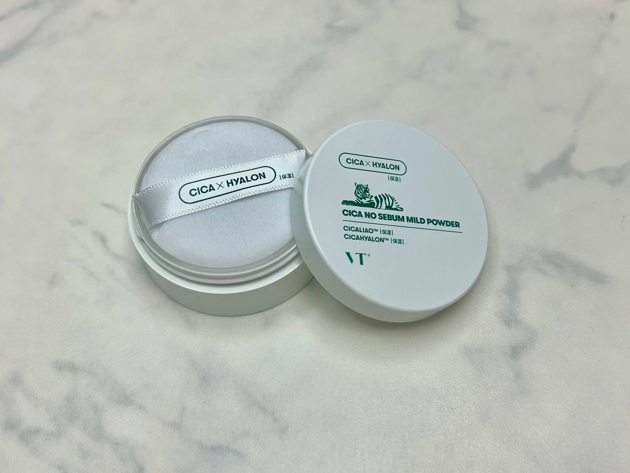 一日中テカる隙を与えない〈VT CICA ノーセバム マイルドパウダー〉さらさら肌続く_2_1