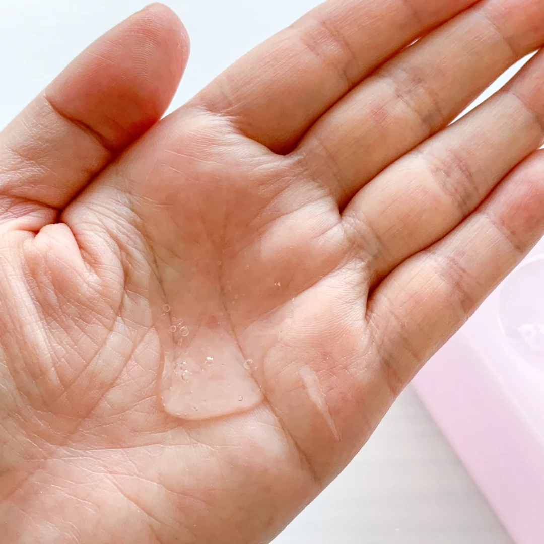 手のひらに出した透明でとろみのあるプルント ヴェーリング美容液シャンプー。瑞々しく、美容液のような質感。