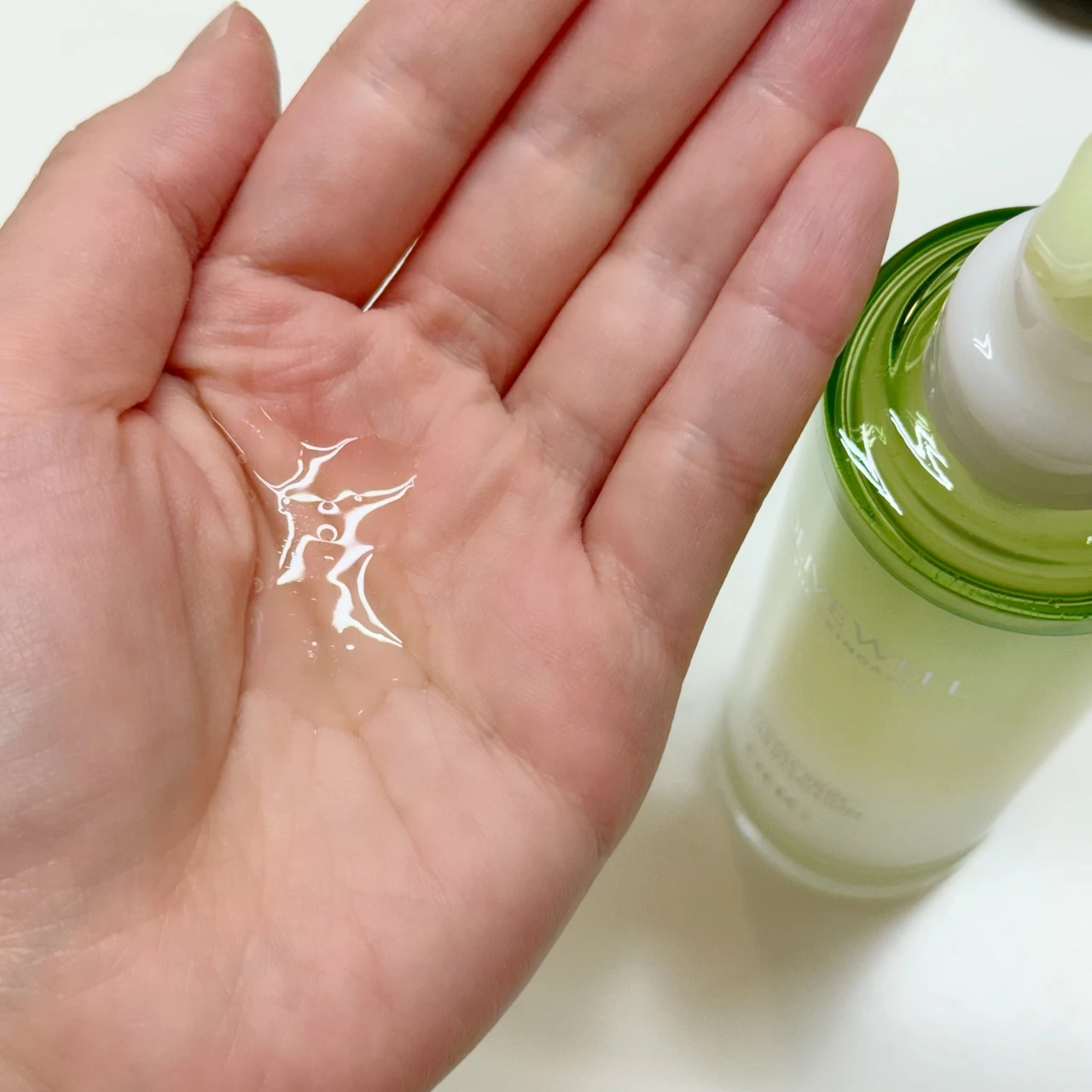 化粧水と美容液の1本2役!DHC初のセラムインローション_2_2