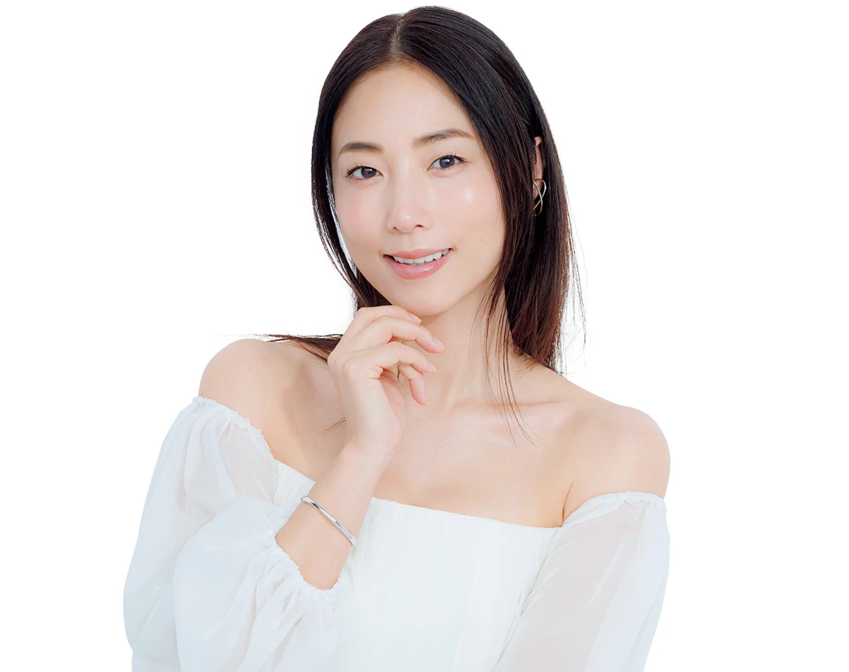 megumiとなっております。 MEGUMIさんと紐解く、息を呑むほどの透明美“オーラ肌”の正体