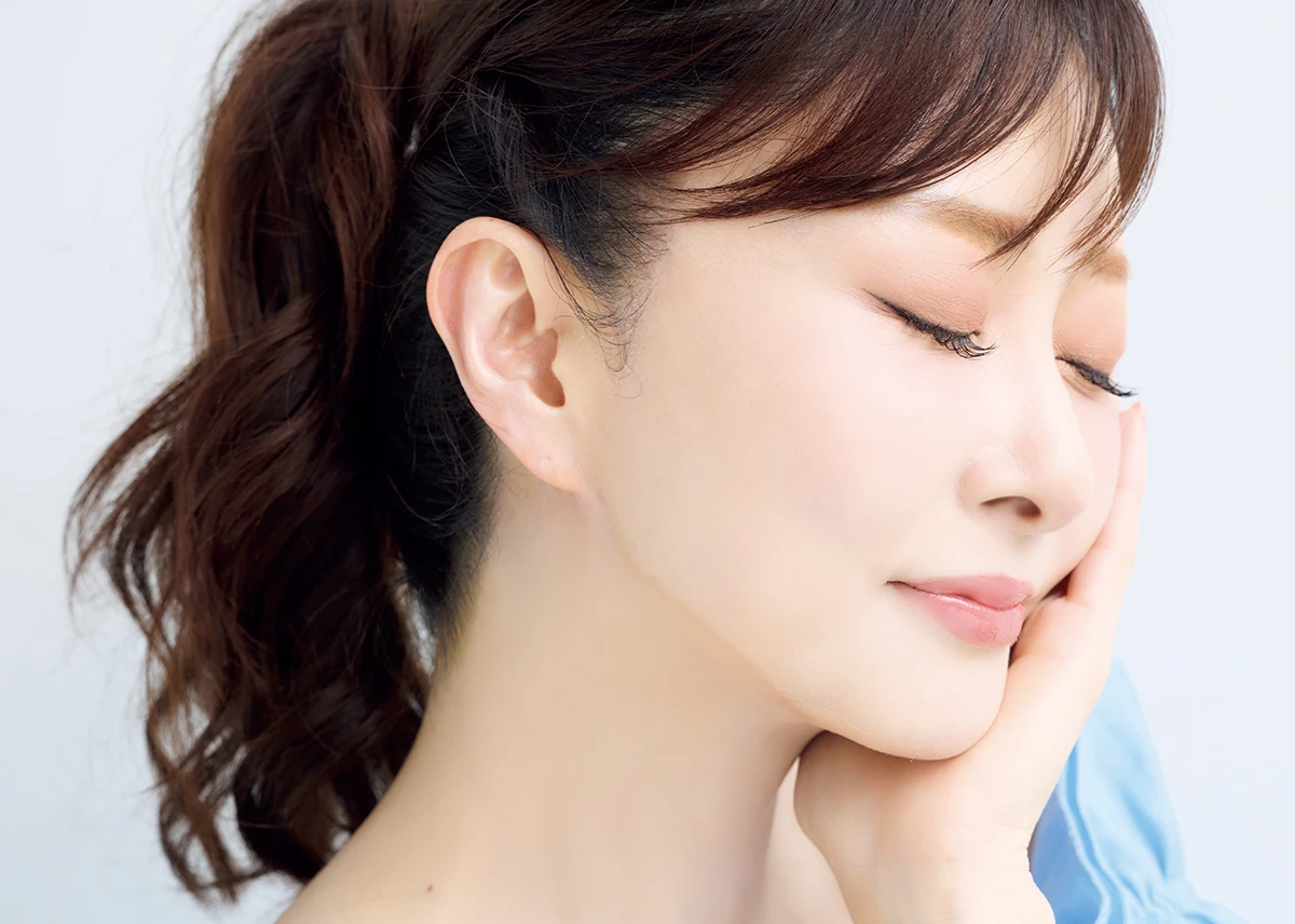 石井美保さん「毛穴が目立たなくなる& 澄んだ透明感が長続きする秘訣は、 キュッと引き締める “冷やし雪肌精”」