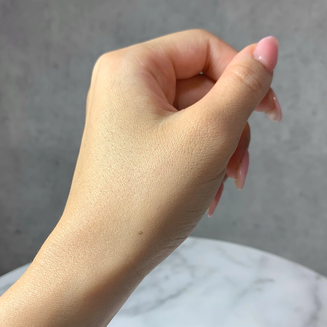 インウイ INOUI リキッドファンデーション 手元スウォッチ