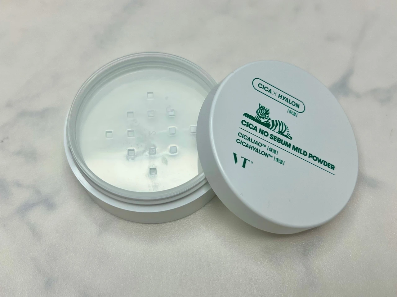 一日中テカる隙を与えない〈VT CICA ノーセバム マイルドパウダー〉さらさら肌続く_2_2