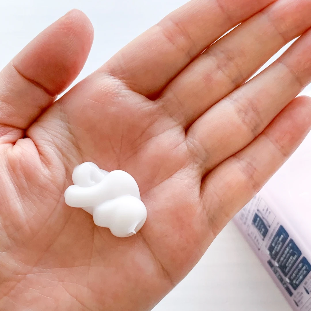 手のひらに出した白く濃厚なプルント ヴェーリング美容液トリートメント。毛先まで馴染みやすそうなクリーミーなテクスチャー。