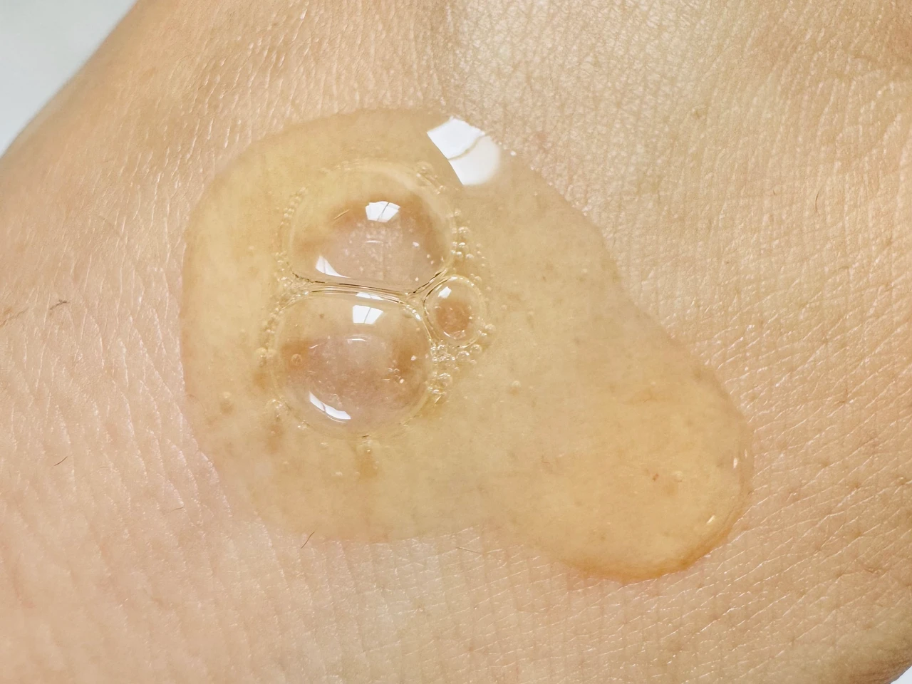 unlabel LABのVエッセンスのテクスチャー