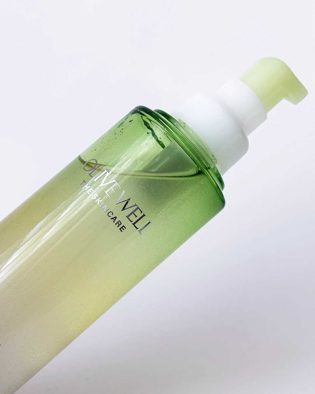 DHC初、1本2役の濃密セラム。潤いと透明感を叶えるクリスタルスキン 美容液 ローション
_2_2