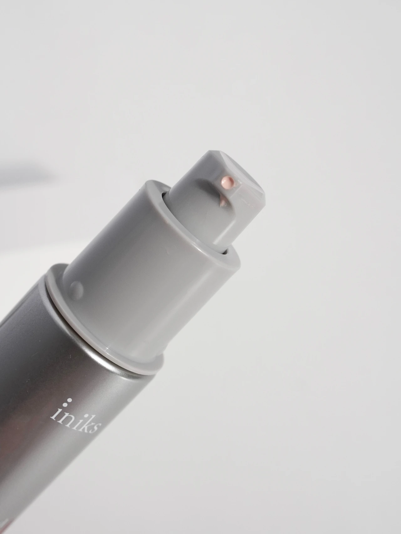 【3/15発売】日焼け止め美容液「iniks アドバンスバリア デイエッセンス」で肌コンディションを保つ。トーンアップで肌のくすみもカバー。保湿力の高い日焼け止め下地ならこれ。_2_1