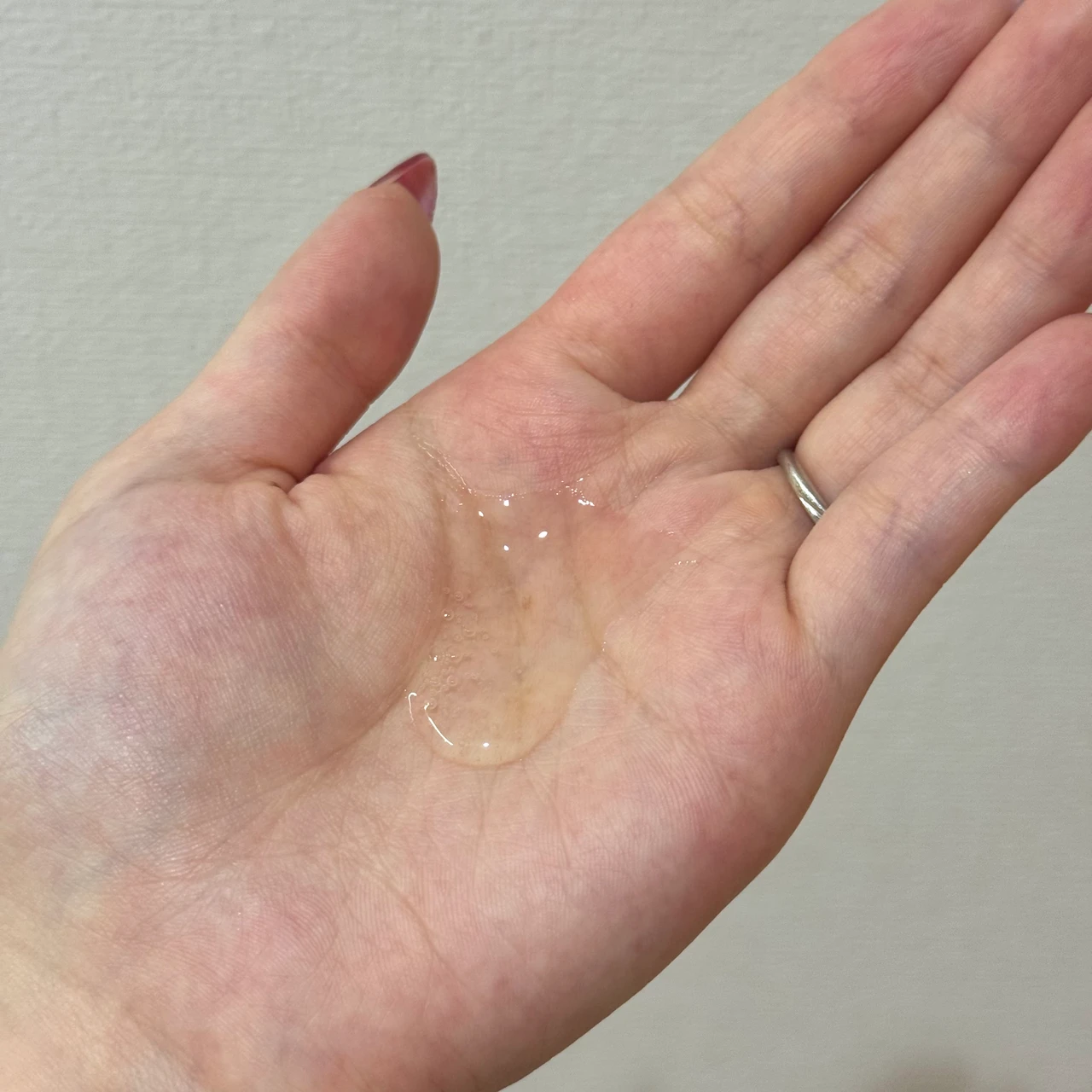 マイブースターズ インシルク ブースターシャンプー 手に出した様子