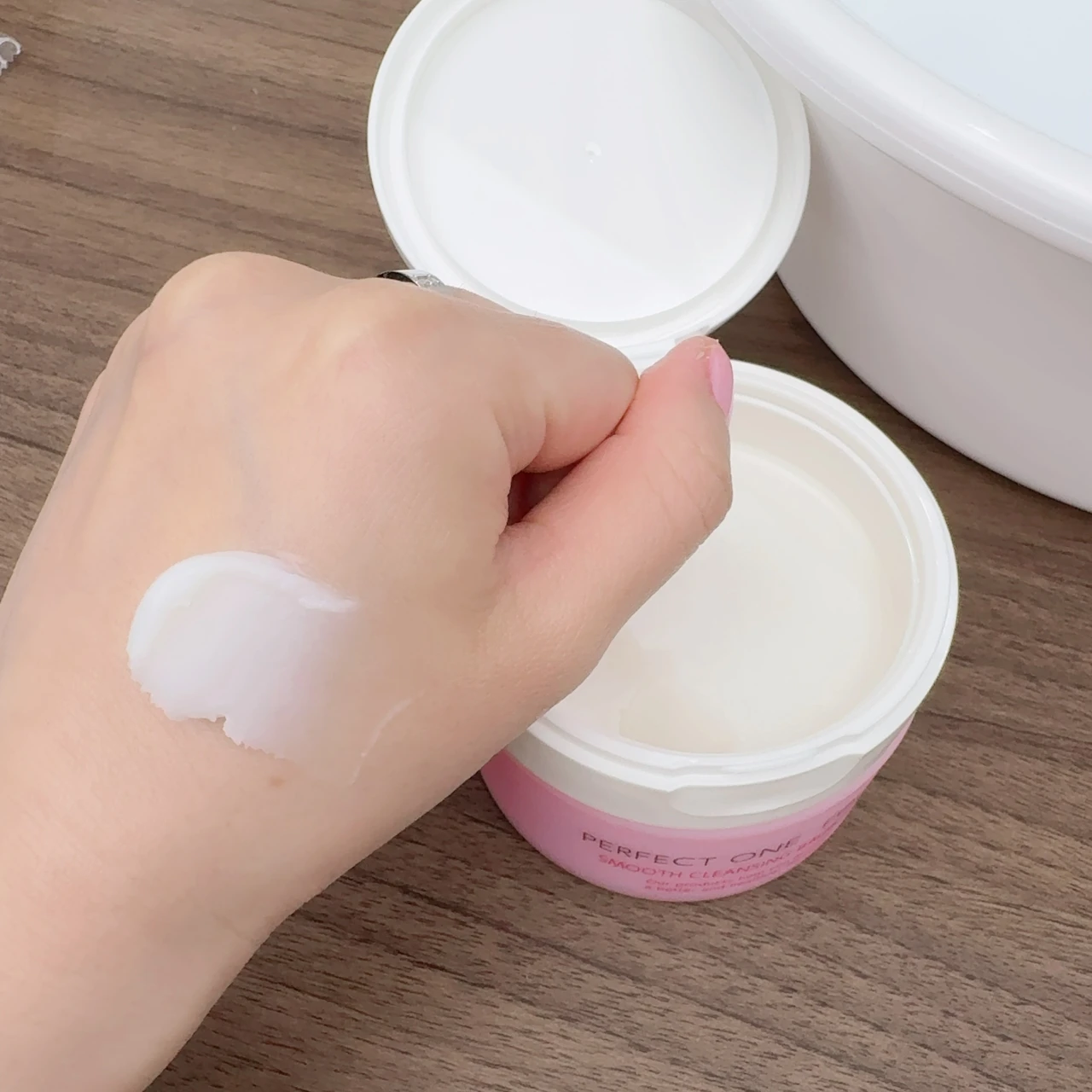 パーフェクトワンフォーカス スムースクレンジングバーム ピュアのテクスチャー