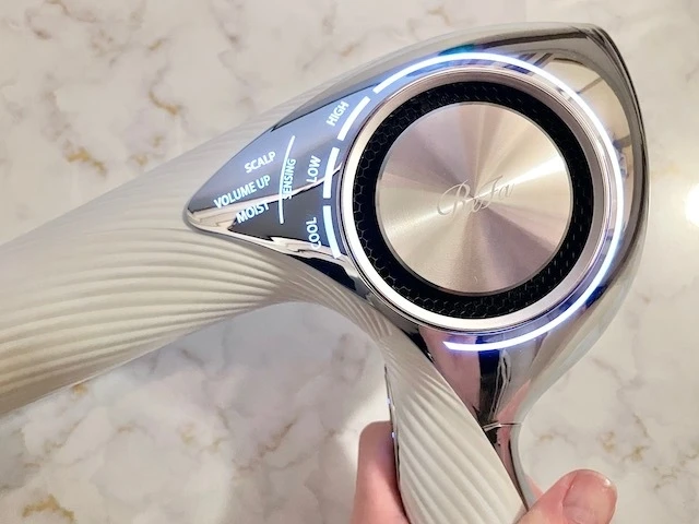 ReFa BEAUTECH DRYER PRO（リファ ビューテック ドライヤー プロ）電源を入れた状態