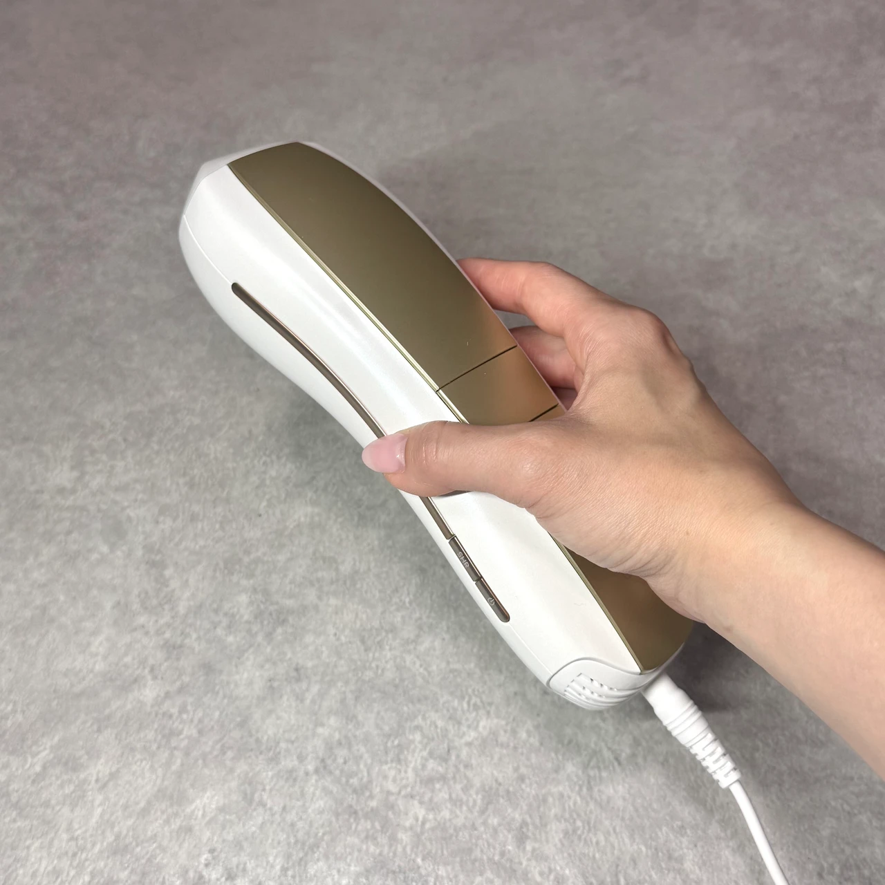 Ulike Air 10 IPL光美容器 脱毛器 持った感じ