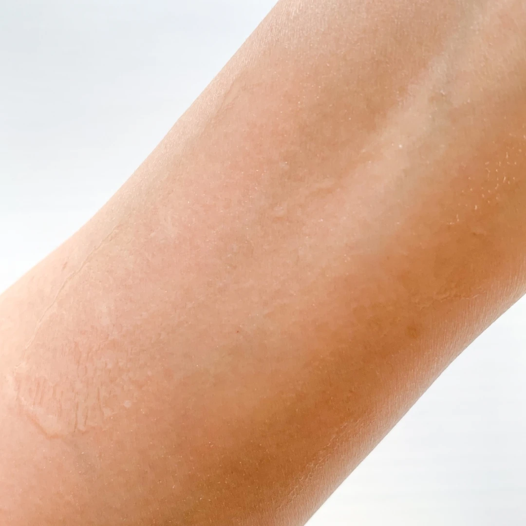 ケアナボーテ VC10 濃美容液を腕に塗ってなじませるスキンケアシーン