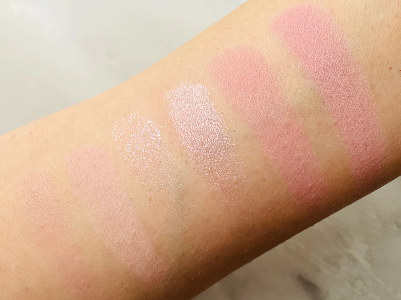 WAKEMAKEのソフトシアーマルチパレット 03 ラベンダープレジャーのスウォッチ