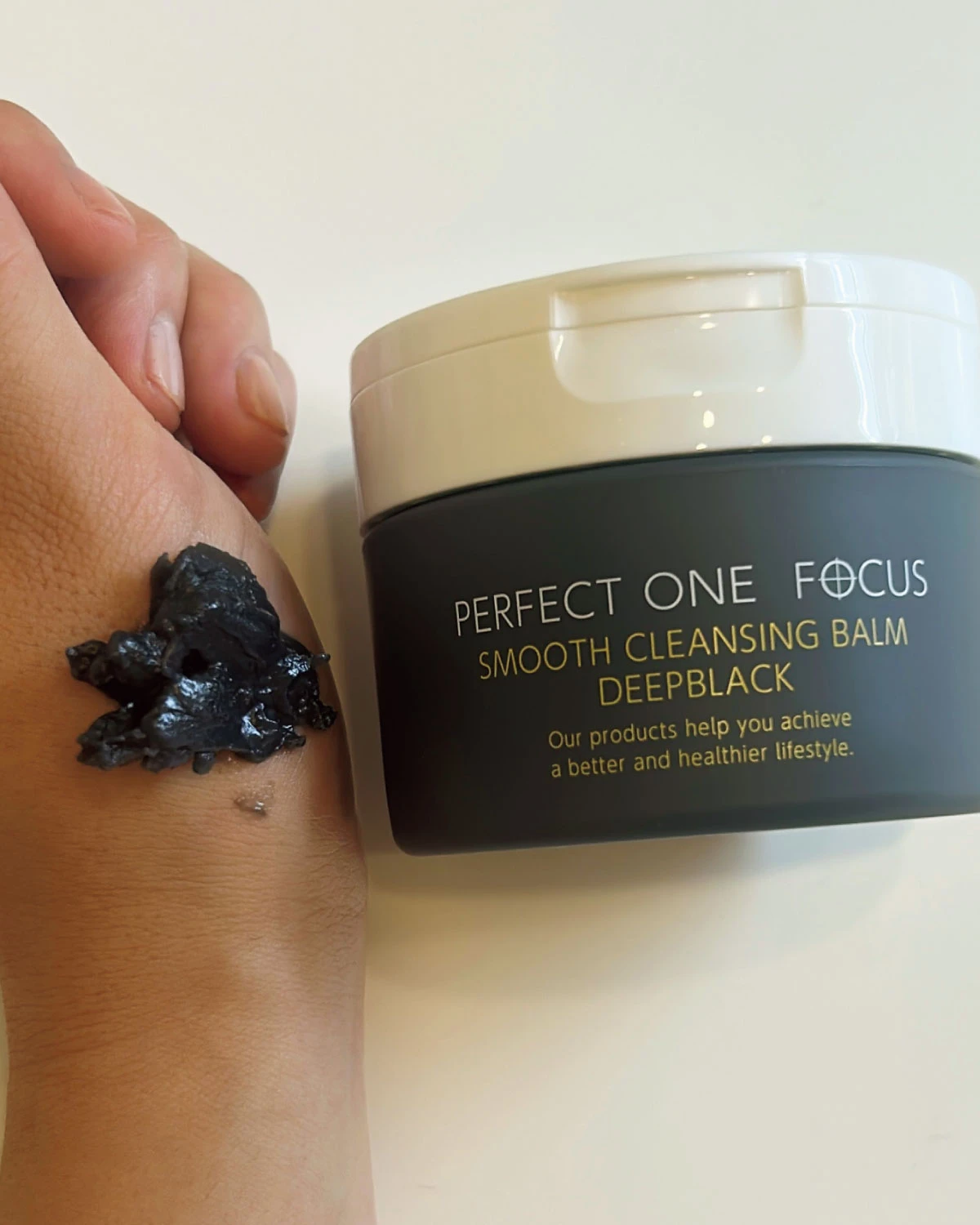 【詰まり毛穴】に悩む萩原(マキアエディター)