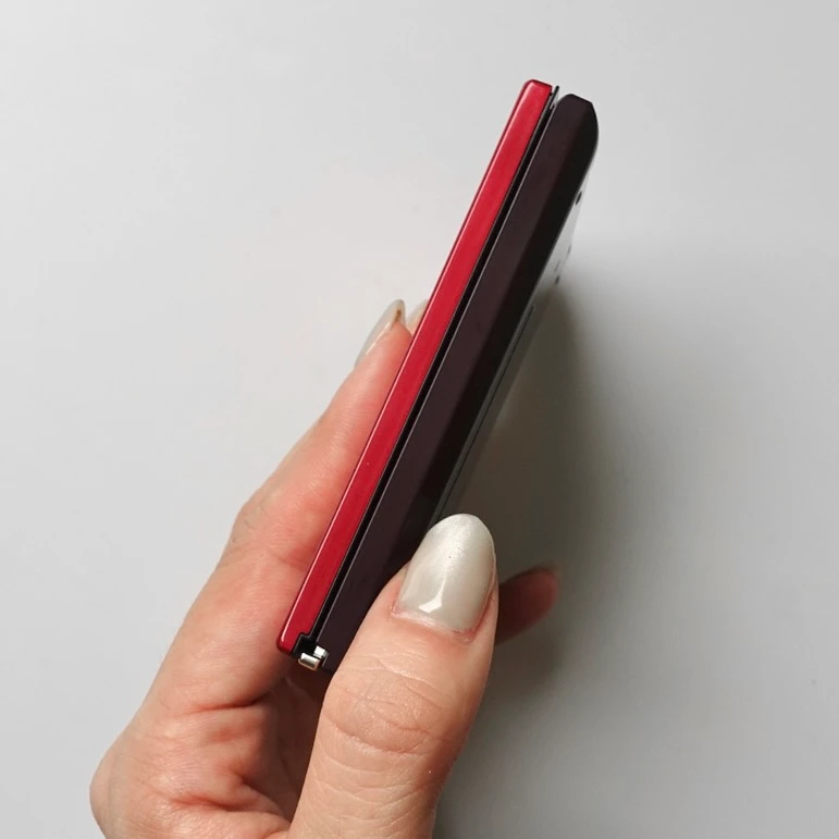 2025年8月21日数量限定発売のinoui（インウイ）プレストパウダーのパッケージのスリム感