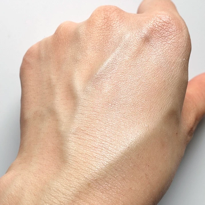 inoui（インウイ）ルーセントプライマーの仕上がりスウォッチ