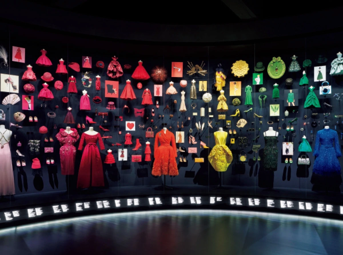 ミニチュアのドレスやアクセサリー、シューズなどがカラフルでワクワクするような世界を構成。