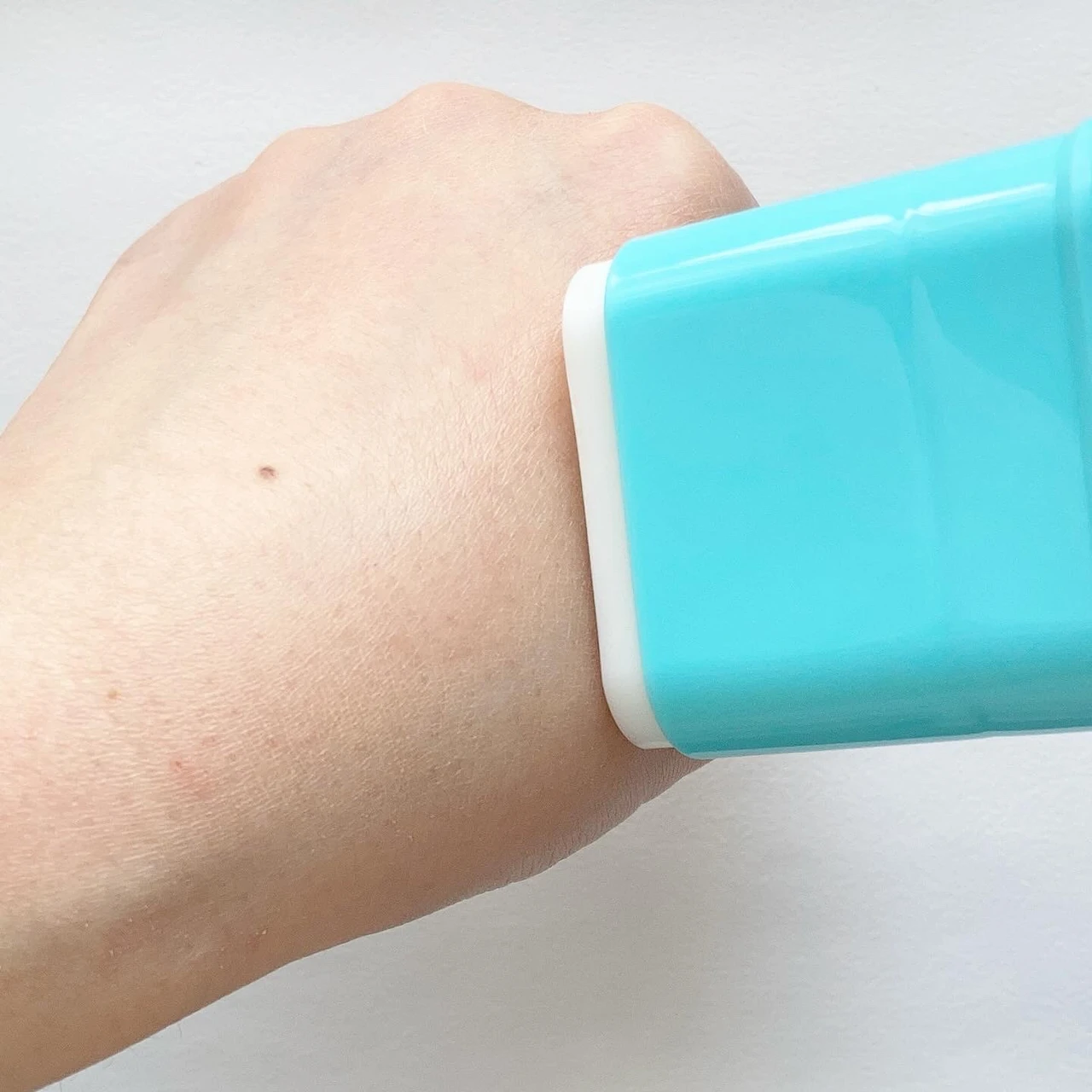 この夏おすすめの日焼け止め「紫外線予報 さらさらUVスティックF」！手を汚さず簡単に塗布できる魅力的なアイテムです◎_3_1