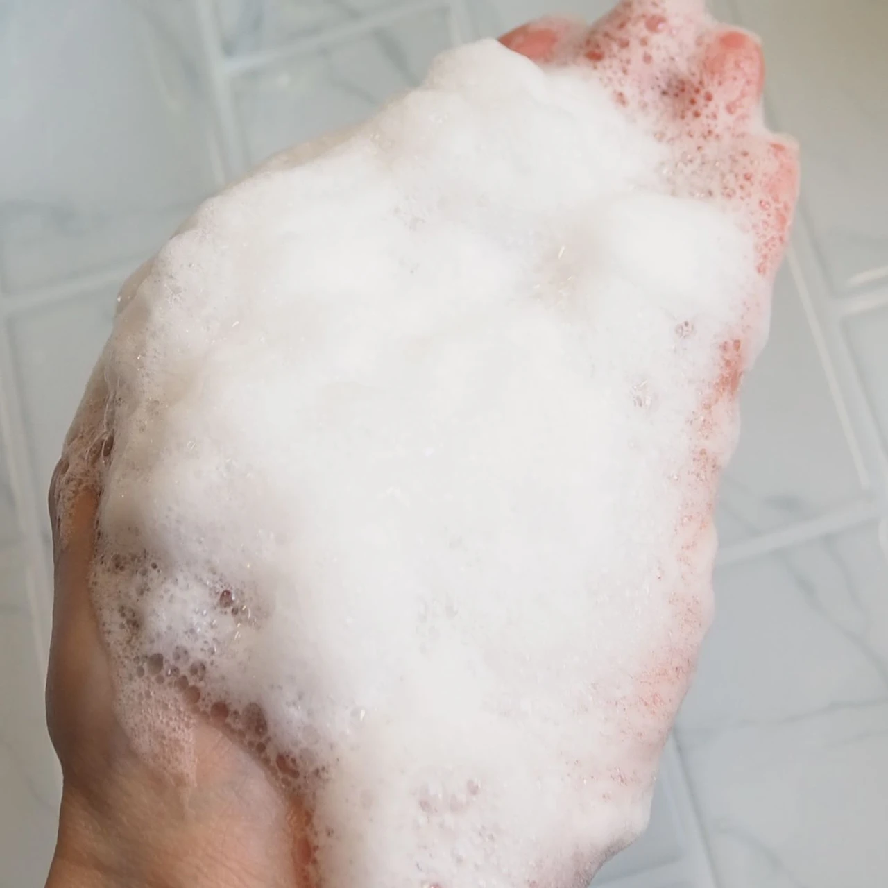 「 ヒリツ バランスリペアシャンプー オーロラ」のテクスチャー