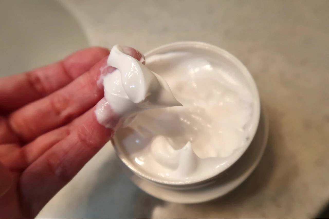 【洗うほどに肌も心もうるおう「ぷるとろ生クリーム処方」の美容液クレンジングクリーム】ルームエス(room S) クレンジングクリーム「101 スキンイノセンサ」_2_1