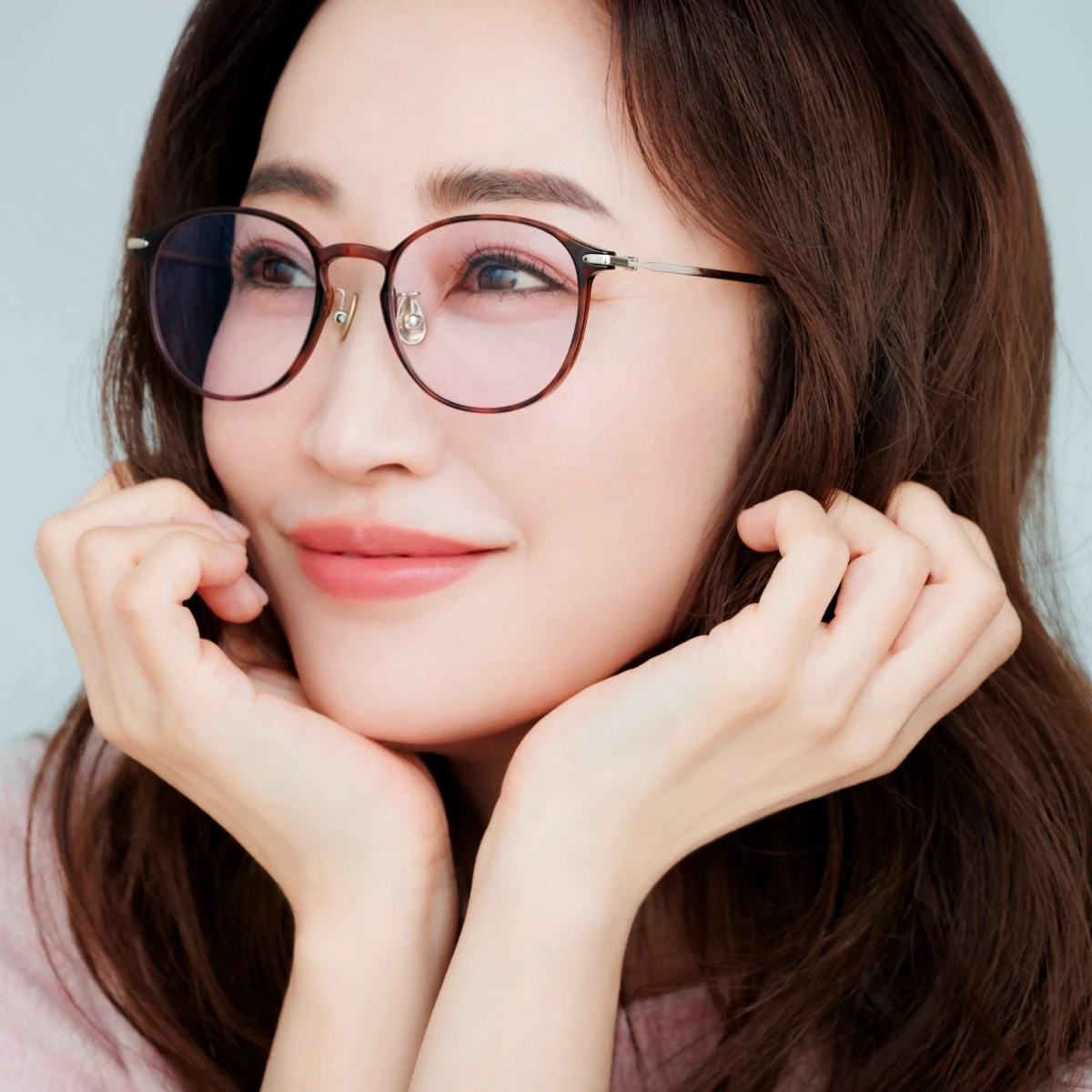 JINS　コンシーラーカラーレンズ（エアリーパープル）　神崎恵さん