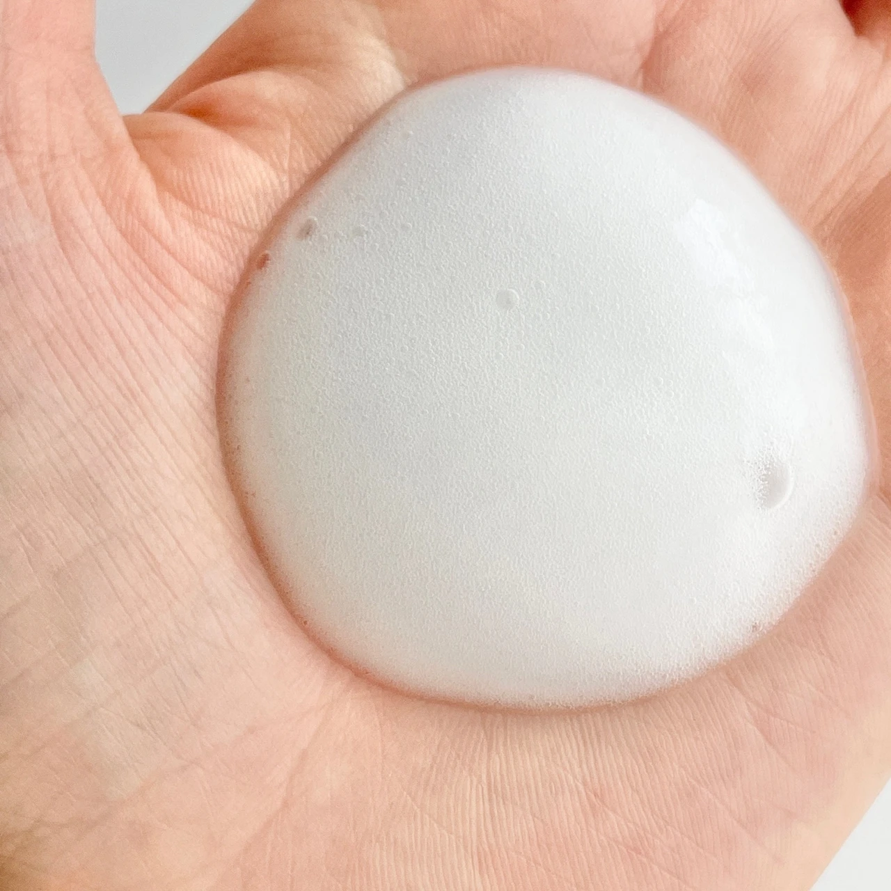 顔と同じように毎日頭皮もケアを！「ines」の洗いな流さない泡のスカルプ保湿美容液_3