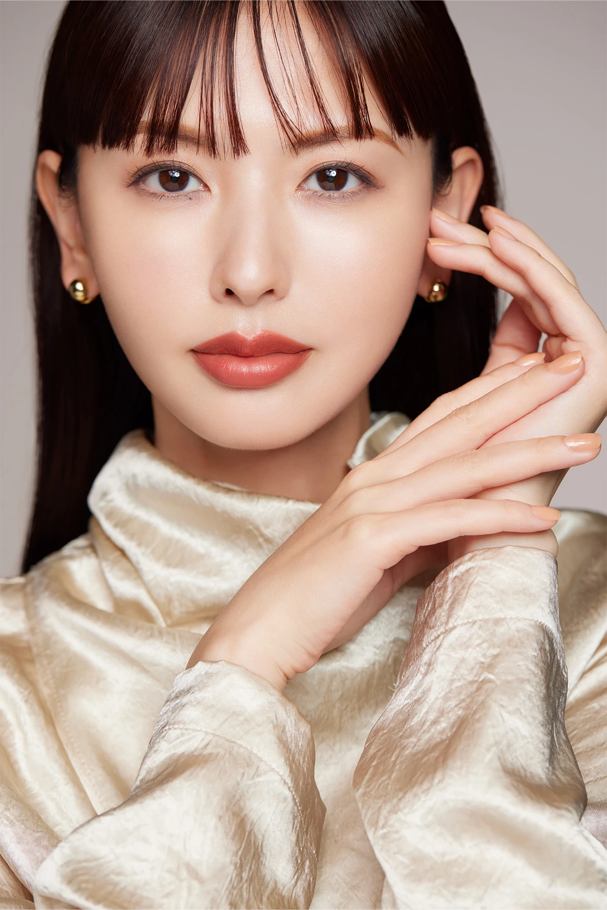 SUQQUの秋新色でカラーメイクアップをしたモデル鈴木えみ