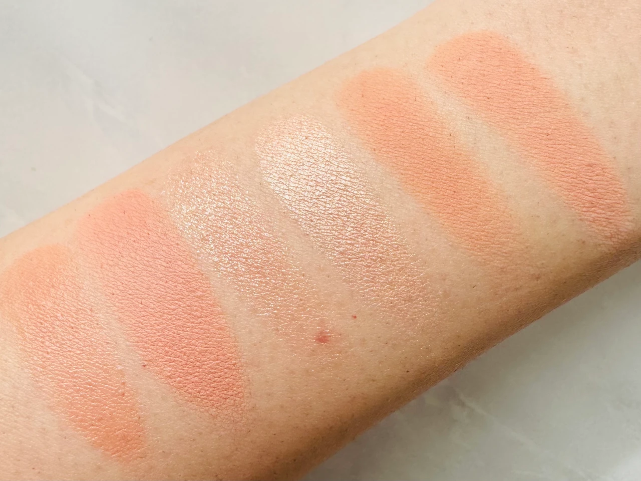 WAKEMAKEのソフトシアーマルチパレット 01 コーラルヘルツのスウォッチ