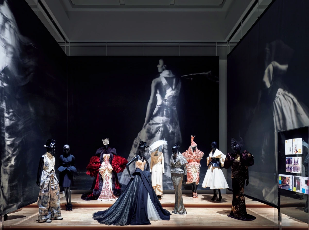クリスチャン･ディオールと、その歴代の後継者の作品をクリエイティブ ディレクター別に展示。写真はジョン･ガリアーノのもの。
